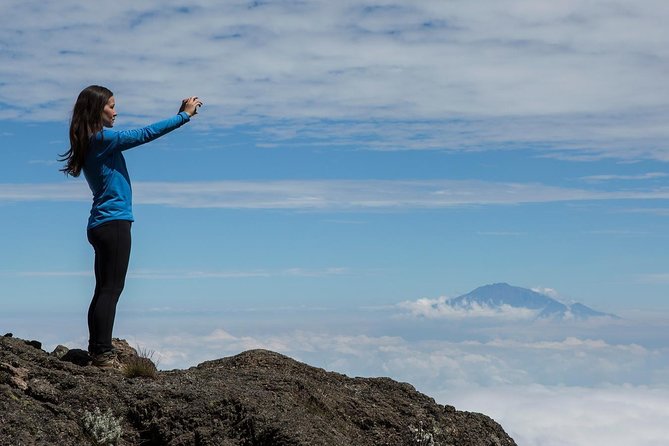 5 days Marangu Route - Day three: crossing the Saddle to Kibo Hut