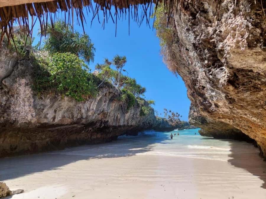 Day trip to the Rock Restaurant & relax on mtende beach - What happens at Michamvi Beach?