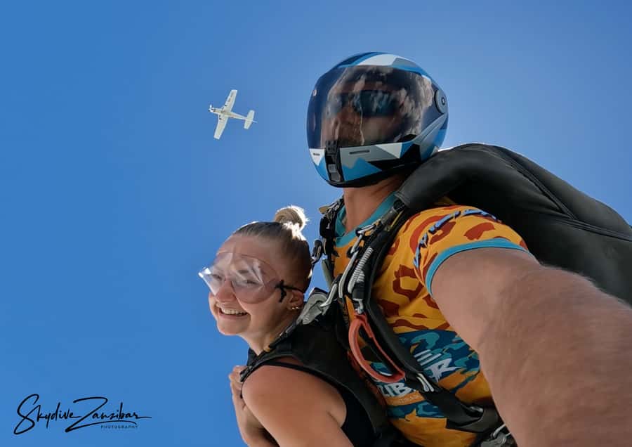 Kendwa: Tandem Skydive in Zanzibar - Five to 10 minutes beneath the parachute