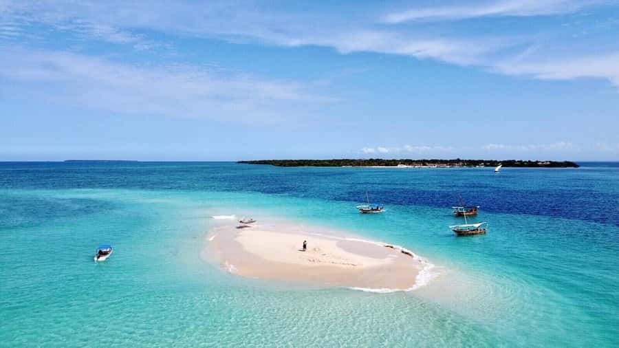 SAFARI BLUE ZANZIBAR : PRIVATE TRIP - Setting sail on a traditional dhow