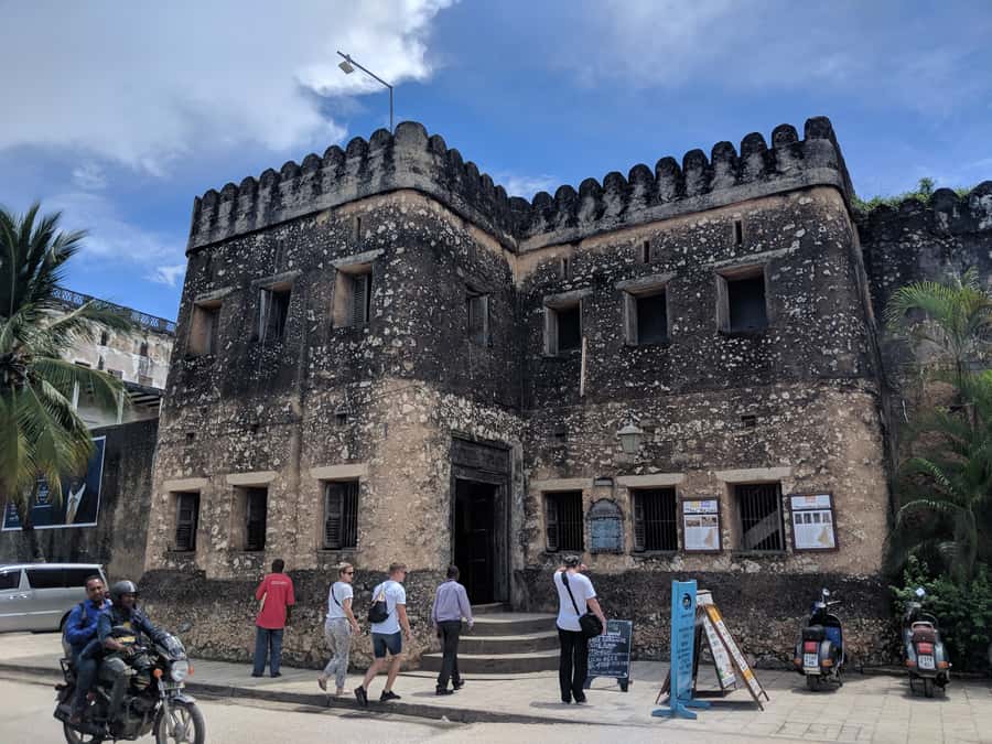 Stonetown Historical Walking Tour & Traditional Lunch - Stone Town City Market and the fish auction