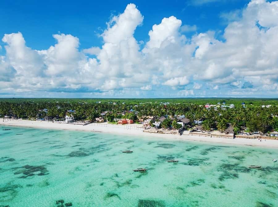 Zanzibar: Blue lagoon, Starfish, Paje Beach and Maalum Cave - The Rock Restaurant: a famous view, not the lunch stop