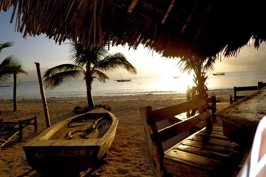 Zanzibar: Nakupenda Sandbank and Prison Island Tour & Lunch - Seafood lunch served beside the water