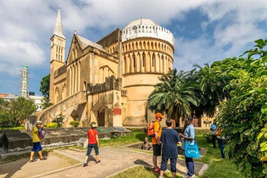 Zanzibar: Stone Town City Tour with Local Guide - Darajani Market and shopping for local work